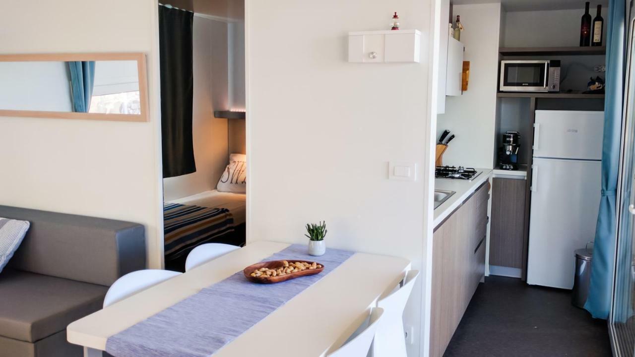 Adrijela Mobile Home Jezera Exteriör bild