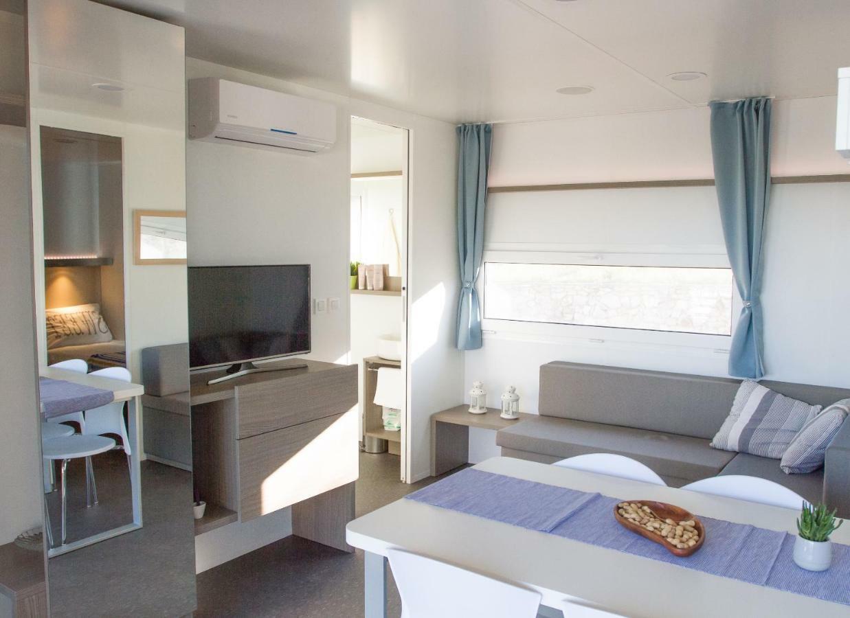 Adrijela Mobile Home Jezera Exteriör bild